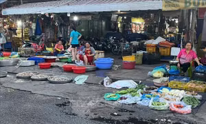 Chợ tự phát '3 không': Mối nguy an toàn vệ sinh thực phẩm