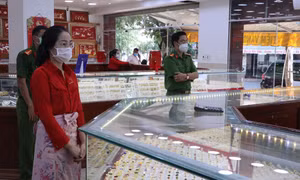 Một nữ nhân viên tiệm vàng trộm 2.380 nhẫn vàng