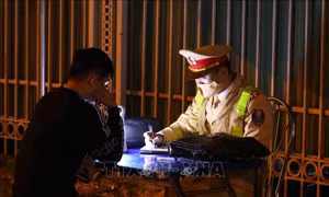 Cảnh sát giao thông xử phạt nhiều 'ma men' trong ngày đầu năm