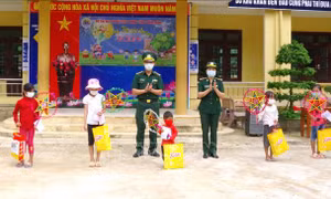 Bộ đội Biên phòng mang Tết Trung thu đến với trẻ em vùng biên giới
