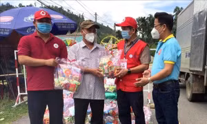 Quảng Ngãi: Tặng quà Trung thu cho trẻ em tại khu vực phong tỏa