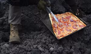 Độc đáo bánh pizza nướng bằng hơi nóng dung nham núi lửa