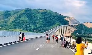 Cảnh báo người dân không đi vào cao tốc đang thi công