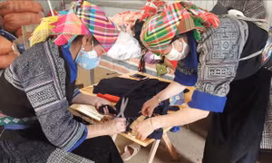 Phụ nữ Yên Bái chung tay may, phát khẩu trang miễn phí