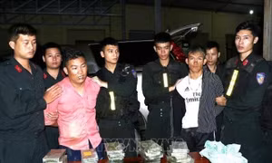 Nổ súng khống chế hai đối tượng vận chuyển 30 bánh heroin