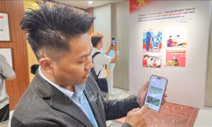 Bàn giao hơn 50 hồ sơ, kỷ vật phục vụ Chiến dịch 500 ngày đêm tìm kiếm hài cốt liệt sĩ