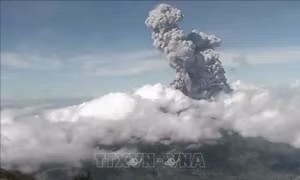 Núi lửa San Cristobal phun trào cột tro bụi bao trùm TP Chinandega, Nicaragua
