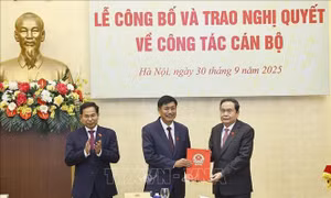 Lễ công bố và trao nghị quyết về công tác cán bộ của Ủy ban Thường vụ Quốc hội