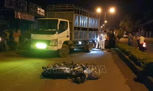 Ô tô tải mất lái đâm vào xe máy làm hai người thương vong