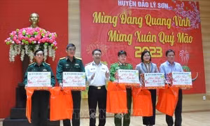 Bộ Tư lệnh Vùng 3 Hải quân thăm, chúc Tết quân và dân huyện đảo Cồn Cỏ, Lý Sơn