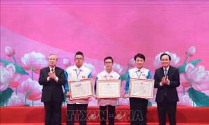 Tuyên dương học sinh, sinh viên xuất sắc tiêu biểu học tập và làm theo Bác