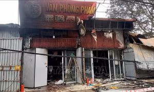Cháy kiot bán hàng ở Đồng Kỵ khiến một cháu bé tử vong