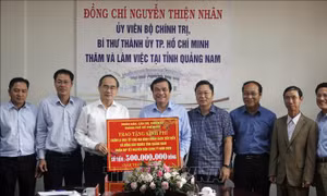 Đồng chí Nguyễn Thiện Nhân thăm và tặng quà tết tại Quảng Nam