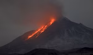 Núi lửa phun trào trên bán đảo Kamchatka (Nga)