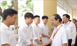 Bộ trưởng Bộ Giáo dục và Đào tạo kiểm tra công tác coi thi tại Vĩnh Phúc