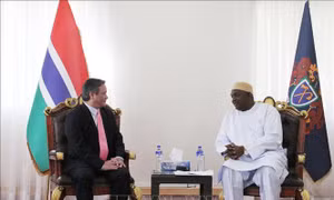 Đại sứ Phạm Quốc Trụ trình Quốc thư lên Tổng thống Gambia