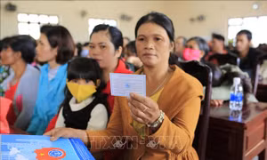 Lâm Đồng tặng hơn 600 thẻ bảo hiểm y tế cho người dân vùng đồng bào dân tộc