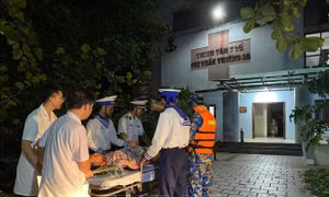 Kịp thời cấp cứu ngư dân gặp nạn ở Trường Sa