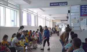 Nhiều trẻ nhập viện do thời tiết nắng nóng kéo dài