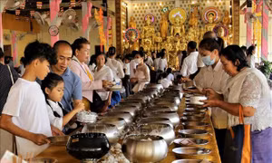 Campuchia dỡ bỏ quy định đeo khẩu trang và xét nghiệm nhanh COVID-19