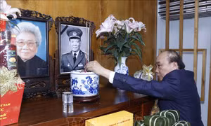 Chủ tịch nước dâng hương tưởng nhớ các đồng chí lãnh đạo Đảng, Nhà nước đã qua đời
