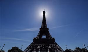 Tháp Eiffel phải đóng cửa do nhân viên đình công