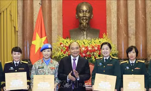 Chủ tịch nước Nguyễn Xuân Phúc tiếp đại biểu Phụ nữ Quân đội
