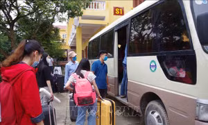 Trao giấy chứng nhận hoàn thành cách ly cho các công dân về từ nước ngoài