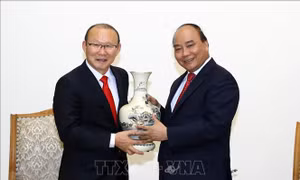 Thủ tướng Nguyễn Xuân Phúc tiếp HLV Park Hang-seo
