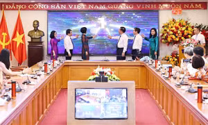 Trưởng Ban Tuyên giáo Trung ương bấm nút khai trương Chuyên trang của TTXVN về bảo vệ nền tảng tư tưởng của Đảng