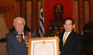 Lãnh đạo Đảng, Nhà nước gửi lời chia buồn tới gia đình Anh hùng Kostas Sarantidis Nguyễn Văn Lập
