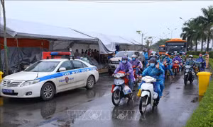 Đảm bảo an toàn cho người dân di chuyển về quê khi qua khu vực bão, lũ