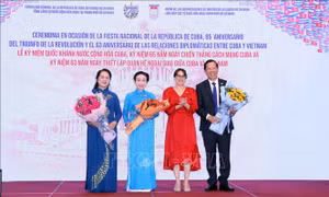 Kỷ niệm 65 năm Quốc khánh Cộng hòa Cuba