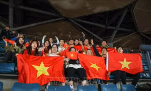 CĐV Việt Nam 'tiếp lửa' cho thầy trò HLV Philippe Troussier
