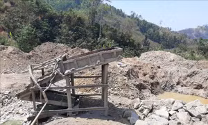 Khai thác vàng trái phép tại rừng phòng hộ ở Nam Đông
