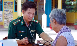 'Bác sỹ quân hàm xanh' nặng lòng với người nghèo biên giới