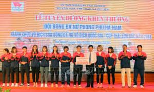 Đội bóng đá nữ Phong Phú Hà Nam nhận 'mưa' tiền thưởng