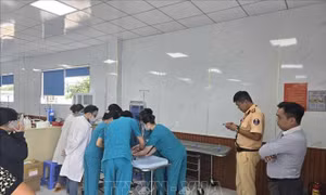 CSGT kịp thời đưa bé trai 11 tháng tuổi trong tình trạng nguy kịch đi cấp cứu