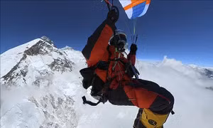 Cú nhảy dù hợp pháp đầu tiên trên đỉnh Everest