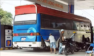 Ngăn chặn vận chuyển xăng dầu trái phép qua cửa khẩu Lao Bảo