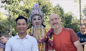 Biểu diễn hát bội chào đón đoàn du khách quốc tế 'xông đất' Vĩnh Long
