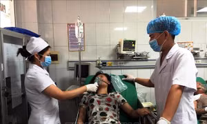 Xách can xăng vào nhà bạn gái phóng hỏa khiến 5 người nhập viện