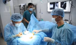 Trung tâm y tế thị trấn Trường Sa cấp cứu ngư dân Quảng Ngãi bị thương tích