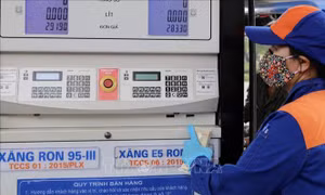 Lý do giá xăng dầu trong nước chưa giảm dù giá dầu thế giới hạ nhiệt