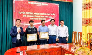 Khen thưởng hai bố con cứu người trong vụ lật thuyền trên sông Gianh