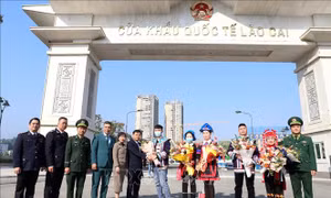 Lào Cai: Đón khách Trung Quốc nhập cảnh, khôi phục hoạt động du lịch qua biên giới