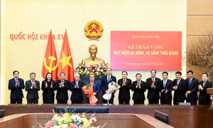 Chủ tịch Quốc hội chủ trì Lễ trao tặng Huy hiệu 45 năm, 30 năm tuổi Đảng