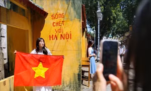Sống động ký ức Hà Nội tại phố bích họa Phùng Hưng