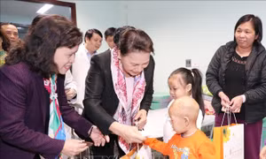 Chủ tịch Quốc hội trao quà Tết cho bệnh nhi ung thư