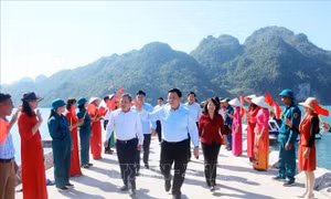Ủy viên Bộ Chính trị Nguyễn Xuân Thắng dự Ngày hội Đại đoàn kết tại xã Bản Sen